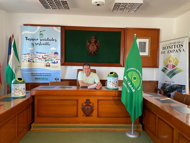  Emmanuel Agüero, Concejal de Turismo del Ayuntamiento de Mojácar ha celebrado una rueda de prensa en la que informó a los medios de comunicación la intención de ésta localidad de participar, nuevamente, en la campaña Ecovidrio 2022.